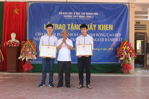 Hai học sinh nhặt được tiền rơi, trả lại người đánh mất Khen thưởng 2 học sinh