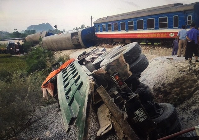 Bắt giam 2 nhân viên gác chắn vụ lật tàu hoả chở hơn 400 khách Bắt giam 2 nhân viên gác chắn vụ lật tàu hoả chở hơn 400 khách