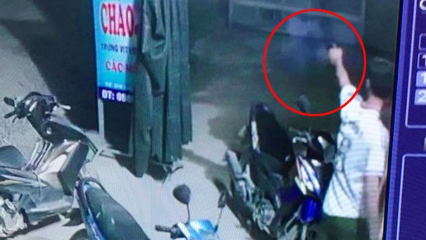 Trưởng công an xã nổ súng giải tán nhóm thanh niên hỗn chiến Hình ảnh được cho là trưởng công an xã Thọ Trường nổ súng. Ảnh cắt từ clip.