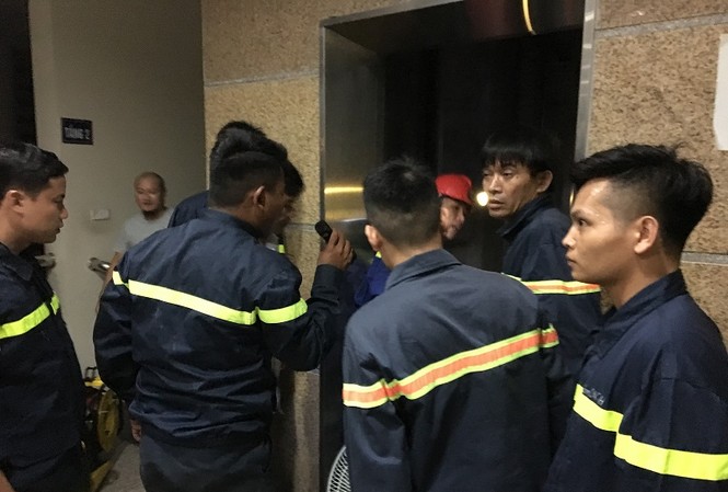 Giải cứu 10 người kẹt trong thang máy ở trung tâm Anh ngữ Các nạn nhân được giải cứu và hiện trường vụ việc