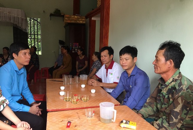 Hai học sinh tiểu học đuối nước thương tâm dưới ao sâu Anh Nguyễn Hữu Tuất - Phó Bí thư tỉnh đoàn Thanh Hóa thăm, động viên các gia đình nạn nhân