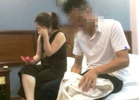 Mới nhất vụ cán bộ CSGT vào nhà nghỉ với cô giáo Cô giáo mầm non vào nhà nghỉ tâm sự với CSGT. Ảnh cắt từ clip