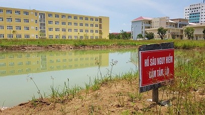 Hai bé trai gặp nạn khi tắm trong hố nước trường đại học Hai bé trai gặp nạn khi tắm trong hố nước trường đại học
