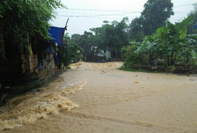 Người phụ nữ bị đất đá vùi lấp tử vong trong mưa lũ Nước tràn ngập nhiều nơi tại xã Trung Hạ, huyện Quan Sơn