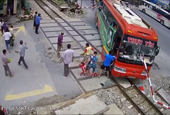 Phạt tài xế và chủ xe vụ ôtô khách đâm vào gác chắn Hiện trường cắt từ clip