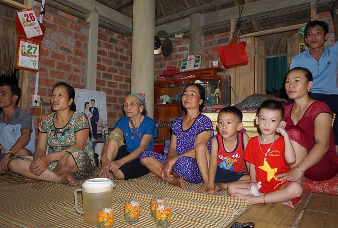 Bố thủ môn Tiến Dũng: Ngóng tin con thi đấu trên giường bệnh Người thân thủ môn Bùi Tiến Dũng xem trận đấu đêm 28/8