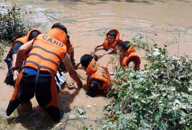 Thêm nhiều người chết, mất tích do mưa lũ ở Thanh Hóa Cảnh sát PCCC và tìm kiếm cứu hộ cứu nạn tỉnh Thanh Hóa nỗ lực giải cứu người dân trong nước lũ.
