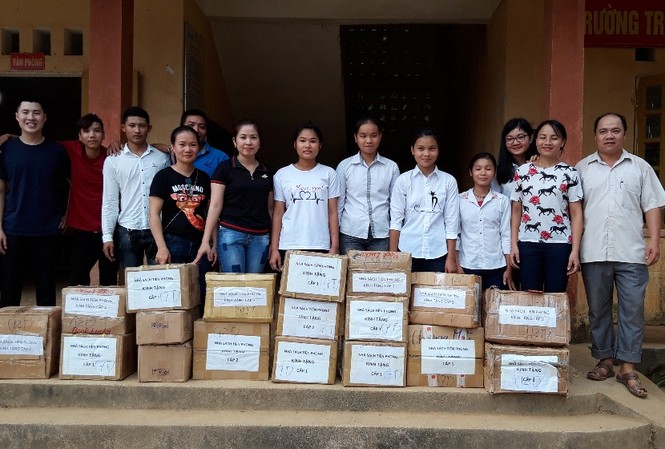 Nhà sách Tiền Phong tặng quà cho học sinh vùng lũ Nhà sách Tiền Phong tặng quà cho học sinh vùng lũ