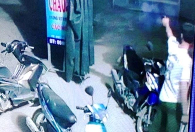 Cảnh cáo trưởng công an nổ súng giải tán đám đông Ảnh cắt từ video