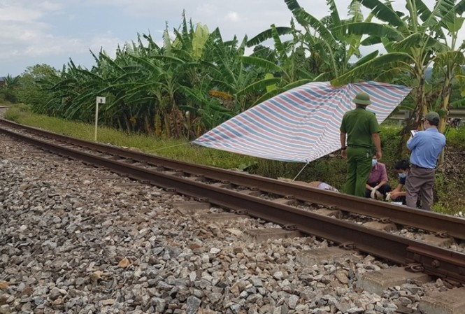 Thanh niên bị tàu hỏa cán qua đầu nghi tự sát Hiện trường vụ tai nạn