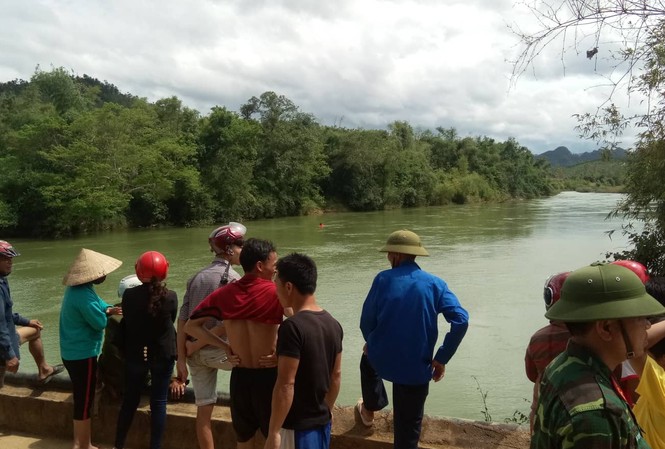 Mất tích nghi lội qua sông để về nhà Cơ quan chức năng và người dân địa phương đang tìm kiếm anh Đức dọc sông Rào Nan