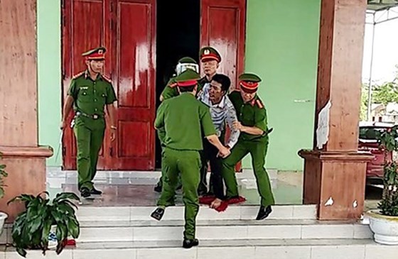 Khởi tố người bố tàn nhẫn ép 3 đứa trẻ ‘chết chung’ Cơ quan chức năng kịp thời khống chế Quân giải cứu 3 em nhỏ.