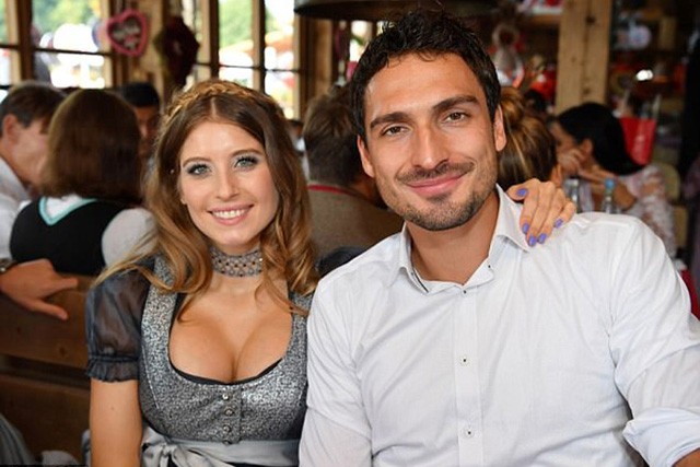 Mỹ nhân giữ tim 10 cầu thủ điển trai nhất World Cup 2018 Trung vệ Mats Hummels và bà xã xinh đẹp Cathy Fischer.