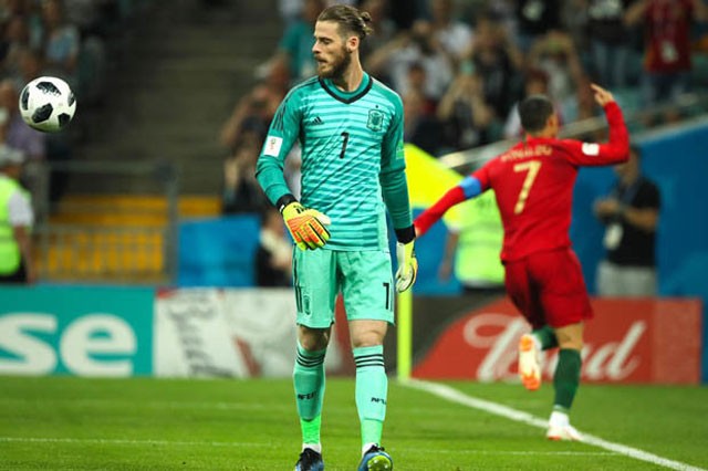 De Gea bị cư dân mạng 'ném đá' ầm ầm vì sai lầm ngớ ngẩn De Gea bị cư dân mạng 'ném đá' ầm ầm vì sai lầm ngớ ngẩn