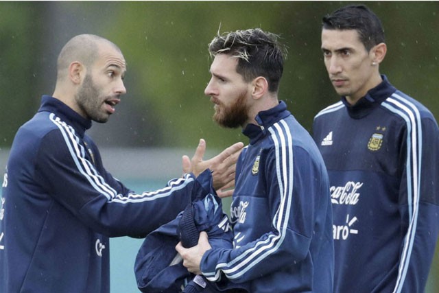 Messi 'đảo chính' ở tuyển Argentina, HLV Sampaoli thành bù nhìn Lionel Messi và Javier Mascherano đã yêu cầu LĐBĐ Argentina cho họ được quyền tự quyết định số phận.
