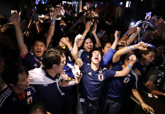 CĐV Nhật đổ ra đường mừng chiến tích của đội nhà ở World Cup CĐV Nhật đổ ra đường mừng chiến tích của đội nhà ở World Cup