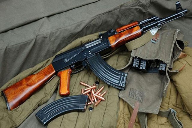 Fan cuồng vác AK-47 đi ăn mừng chiến thắng của tuyển Nga Fan cuồng Nga ở Đức đã bị cảnh sát phát hiện có tàng trữ vũ khí nguy hiểm khi ăn mừng chiến thắng.