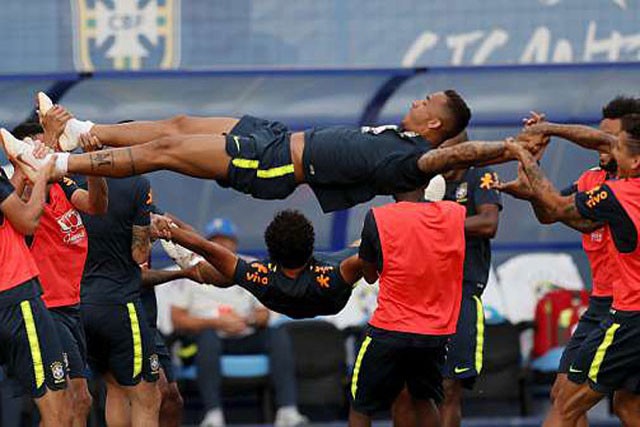 Trước trận gặp Bỉ, cầu thủ Brazil 'luyện công' kỳ quái Các cầu thủ Brazil áp dụng bài tập này để giúp các cầu thủ thả lỏng
