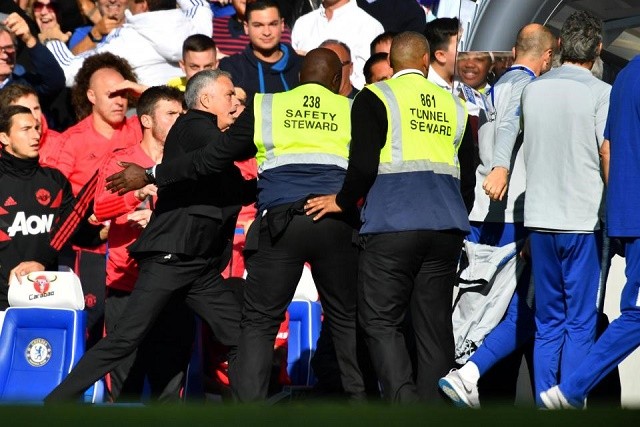 Clip: Mourinho đòi ‘ăn thua đủ’ với trợ lý HLV Chelsea Clip: Mourinho đòi ‘ăn thua đủ’ với trợ lý HLV Chelsea