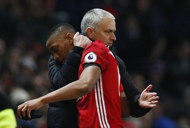 Liên tục tỏa sáng, Martial bất ngờ ‘làm giá’ với M.U Martial đang dần được HLV Jose Mourinho trọng dụng.