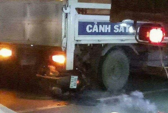 Đâm vào xe CSGT đang đỗ, nam thanh niên gặp nạn tử vong Hiện trường vụ tai nạn.