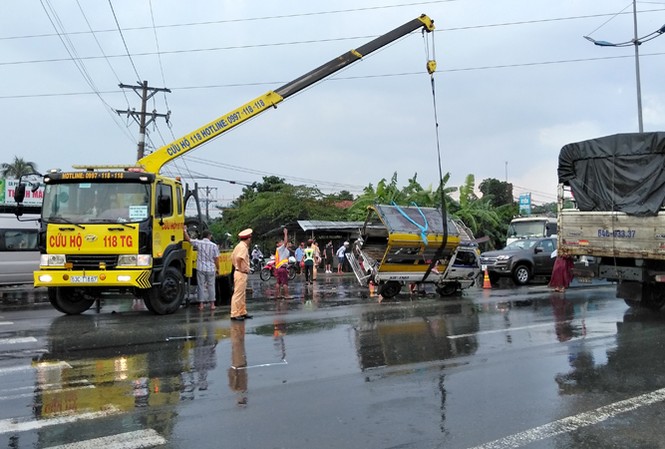 Tông xe liên hoàn trên đường dẫn cao tốc TP.HCM - Trung Lương Tông xe liên hoàn trên đường dẫn cao tốc TP.HCM - Trung Lương