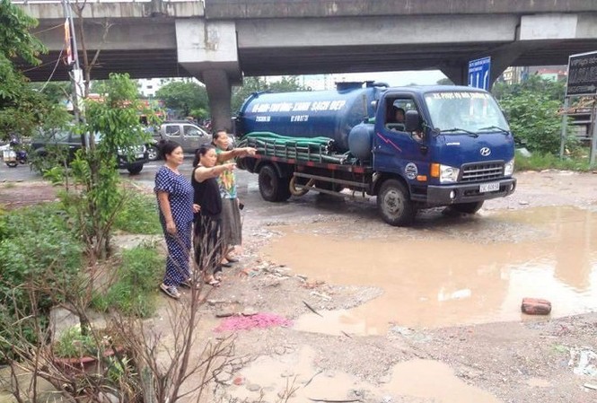 Đường đầy 'ổ voi, ổ gà' ở Hà Nội hành dân 3 năm không ai xử lý Đường đầy 'ổ voi, ổ gà' ở Hà Nội hành dân 3 năm không ai xử lý