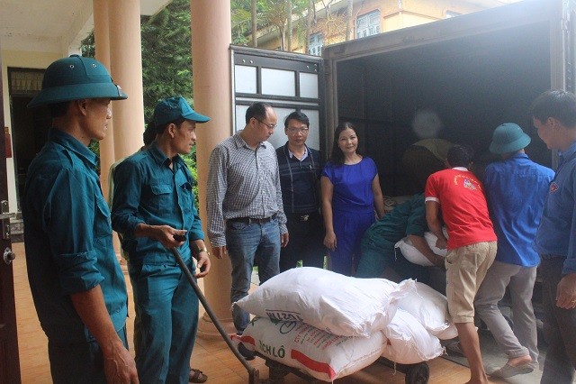 Chương Mỹ tiếp nhận 50 tấn gạo ủng hộ của TP Hà Nội Lãnh đạo Sở Công Thương bàn giao số gạo cho huyện Chương Mỹ tại UBND xã Tân tiến để chuyển đến cho bà con vùng úng ngập.