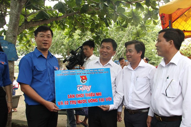 Phát huy sáng tạo trong hoạt động tình nguyện Bí thư thứ nhất T.Ư Ðoàn Lê Quốc Phong tặng sân chơi cho học sinh trường Tiểu học Tân An, Thạnh Hóa, Long An. Ảnh: Lâm Hải.