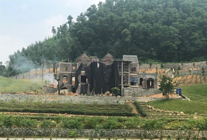 Quần thể biệt thự nghỉ dưỡng “khủng” tại xã Minh Trí vẫn đang được gấp rút hoàn thiện.