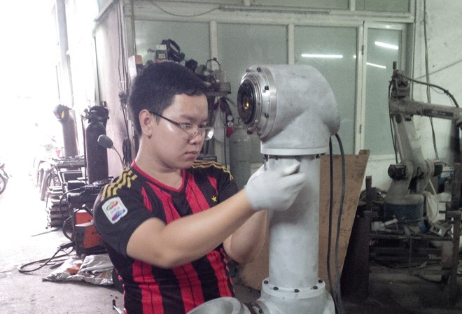 Việt Nam chế tạo robot thay thế cánh tay người Một thành viên dự án tham gia việc lắp ghép robot 6 bậc tự do. Ảnh: TS Ðỗ Trần Thắng cung cấp