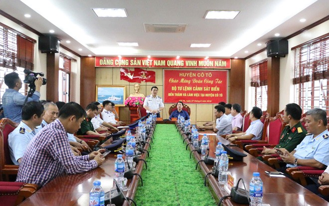 Nhất thể hóa chức danh không để cán bộ phải… 'đứng đường'? Huyện đảo Cô Tô đã nhất thể hóa Bí thư cấp ủy kiêm chủ tịch UBND huyện. Trong ảnh Bộ Tư lệnh Vùng cảnh sát biển 1 thăm và làm việc tại huyện Cô Tô Ảnh: Hoàng Phương