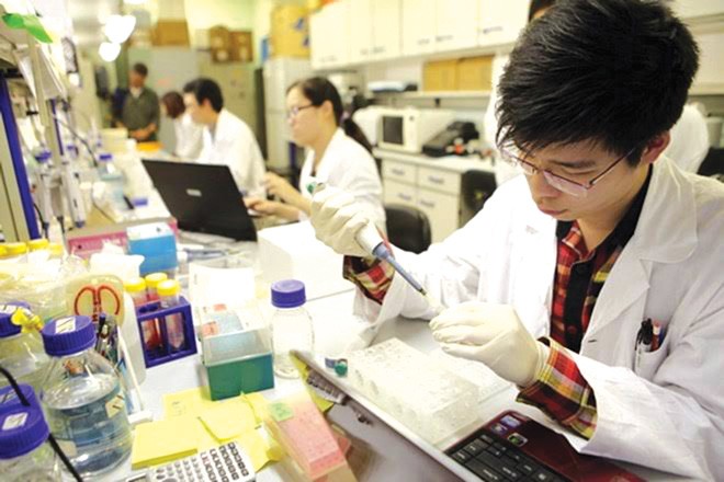 Trường đại học 'mua' bài báo khoa học, có nên? Hoạt động nghiên cứu khoa học tại một trường ÐH ở Việt Nam . Ảnh: Tú Bảo