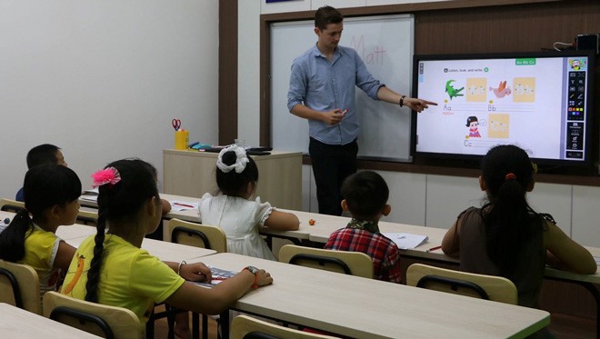 Lùm xùm 'Tiếng Anh liên kết': Tiền chiết khấu được chi như thế nào? Một lớp học tiếng Anh ở Hà Nội. Ảnh: N. Hà
