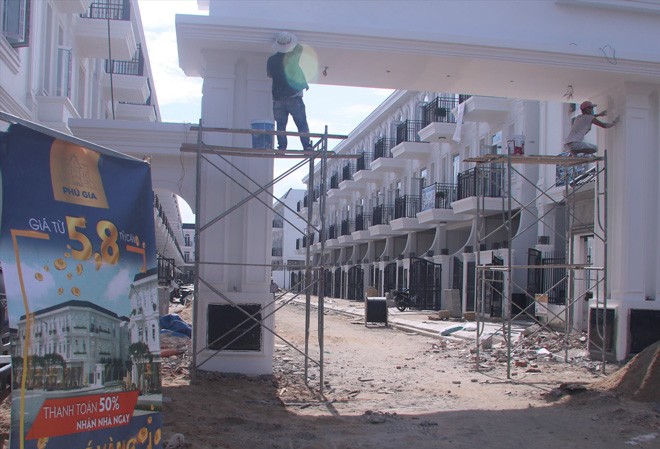 Dự án nhà liên quan đến Vũ 'nhôm': Chưa đủ điều kiện mở bán Dự án Phú Gia Compound chưa đủ điều kiện vẫn được chào bán công khai với giá từ 5,8 tỷ đồng/căn hộ Ảnh: Nguyễn Thành