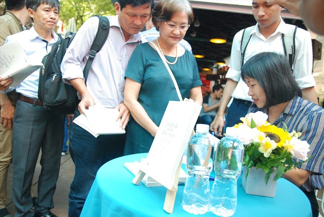 Nguyễn Ngọc Tư 'đối thoại không lời' tại đường sách Nguyễn Ngọc Tư ký tặng sách cho độc giả