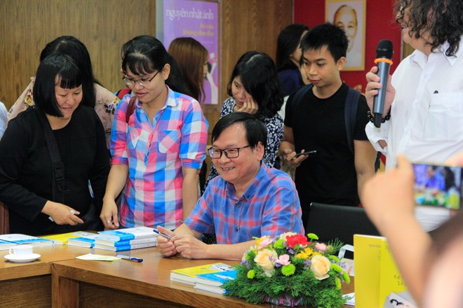 Nguyễn Nhật Ánh “Cảm ơn người lớn” Nhà văn Nguyễn Nhật Ánh trong buổi họp báo ra mắt sách mới