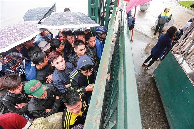 Vé trận Việt Nam - Malaysia: Nhu cầu tăng đột biến Chiến thắng trận đầu ra quân của ÐTVN khiến cơn sốt vé trận kế tiếp gặp ÐT Malaysia trên sân Mỹ Ðình tăng nhiệt nhanh chóng ảnh: VSI