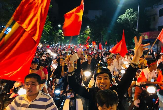 Cờ đỏ sao vàng rợp trời đêm Hà Nội - TP Hồ Chí Minh Cổ động viên Việt Nam ở Hà Nội đổ ra đường đi bão đêm Ảnh: Hồng Vĩnh