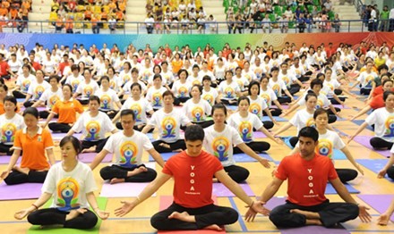 Hơn 2.000 người sẽ đồng diễn Yoga tại phố đi bộ Hà Nội Màn đồng diễn Yoga tại Cung thể thao Quần ngựa năm 2015 thu hút hơn 5.000 tham gia.