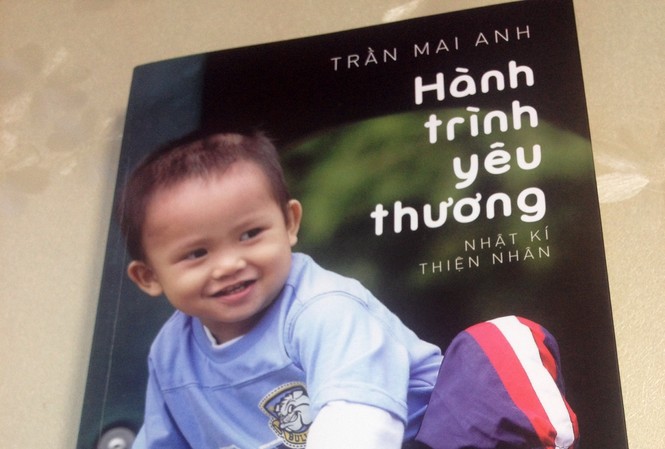 Ra mắt 'Nhật ký Thiện Nhân' Trang bìa cuốn " Hành trình yêu thương- Nhật ký Thiện Nhân"