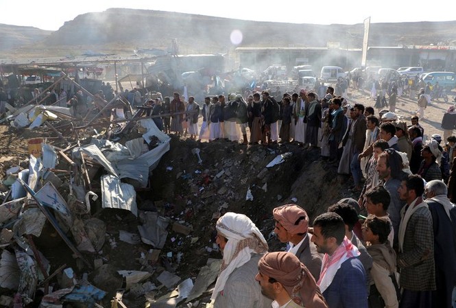 Khu chợ ở Yemen bị không kích, 25 người thiệt mạng Người dân tới khu chợ sau khi nó bị không kích.