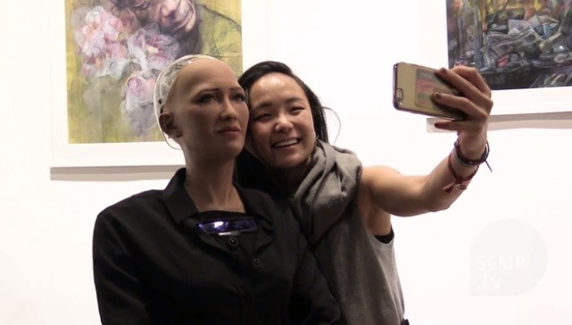 Ngạc nhiên xem người máy Sophia nói chuyện Người máy Sophia chụp ảnh selfie cùng khán giả.