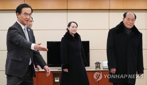 Bộ trưởng Thống nhất Hàn Quốc hết lời ca ngợi em gái ông Kim Jong-un Bộ trưởng Bộ Thống nhất Hàn Quốc Cho Myoung-gyon mời bà Kim Yo-jong vào chỗ ngồi trong cuộc gặp gỡ với Tổng thống Hàn Quốc Moon Jae-in ngày 9/2 vừa qua. (Ảnh: Yonhap)