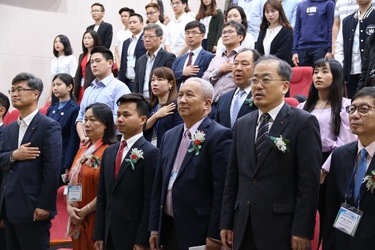 Các nhà khoa học trẻ Việt chia sẻ kinh nghiệm tại Hàn Quốc Đại sứ Việt Nam tại Hàn Quốc Nguyễn Vũ Tú ( thứ ba từ phải sang) tham dự hội thảo. Ảnh: VSAK