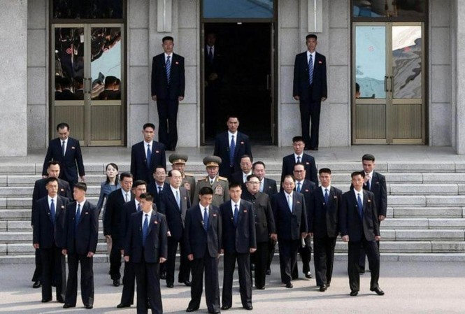 Đội vệ sỹ 'người sắt' sẽ tháp tùng ông Kim Jong-un tới Singapore Đội vệ sỹ bảo vệ ông Kim Jong-un tại hội nghị thượng đỉnh liên Triều hồi tháng 4.Ảnh: Straits Times