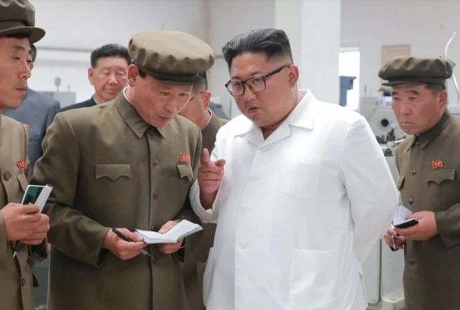 Ông Kim Jong-un đi thị sát các nhà máy công nghiệp sát biên giới Ông Kim Jong-un đi thăm các nhà máy công nghiêpj sát biên giới với Trung Quốc. Ảnh: AFP