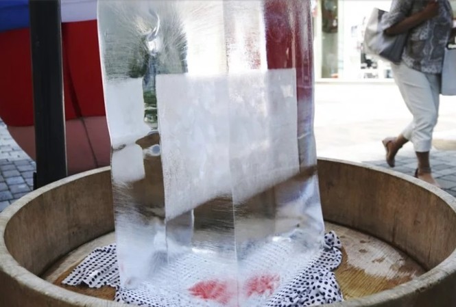Nhật Bản: 15 người chết, hơn một vạn người nhập viện vì nắng nóng Những tảng đá tủ lạnh được để trên đường phố để giảm bớt các nắng nóng thiêu đốt tại Nhật hai tuần qua. Ảnh: Kyodo news