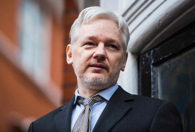 Ông chủ WikiLeaks sẽ bị giao nộp cho Anh vài ngày tới? Ông chủ WikiLeaks Julian Assange đang trong tình trạng sức khỏe suy yếu. Ảnh: The Sun.