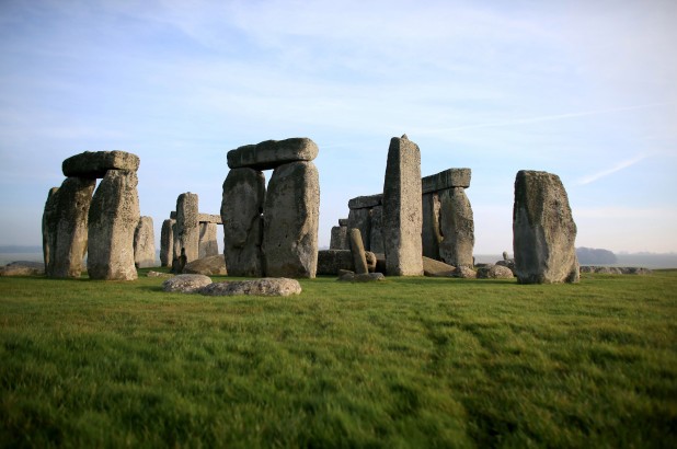 Vén màn bí mật của bãi đá cổ Stonehenge Cho đến nay nhiều bí ẩn về bãi đá cổ Stonehenge ở Anh vẫn chưa được giải mã.